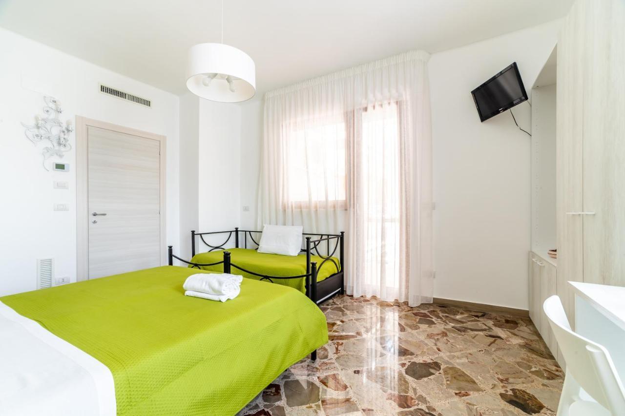 Le Calette Rooms - Puglia Mia Apartments モノーポリ エクステリア 写真